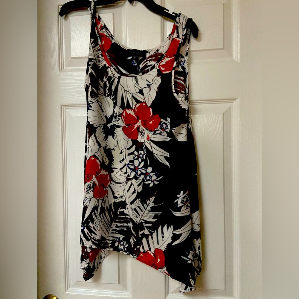 Sleeveless floral top loose fitting